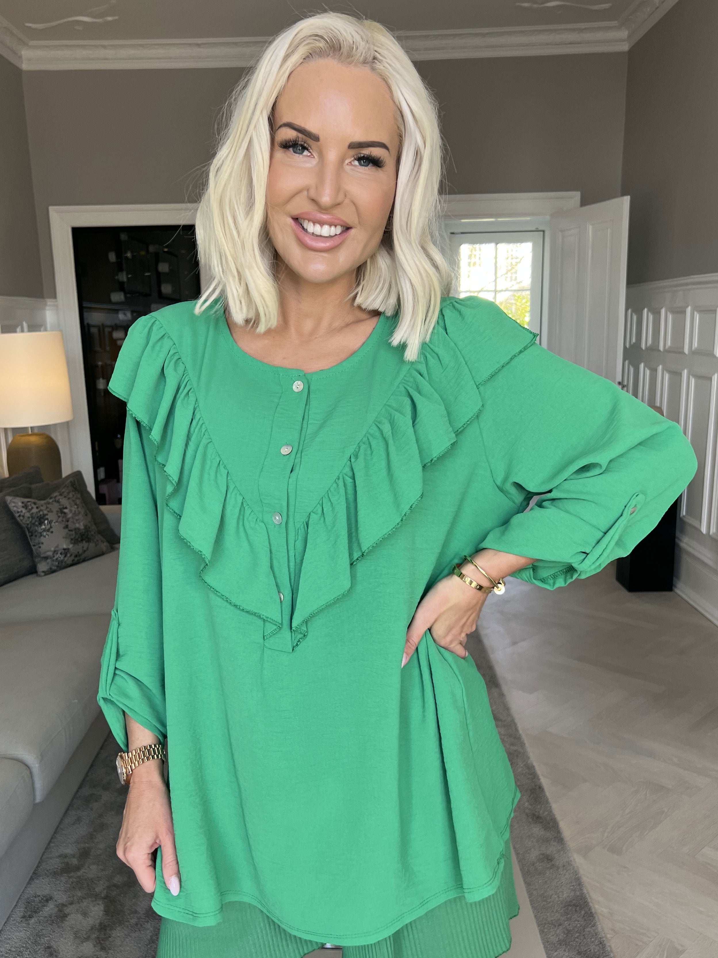 Nicola - Söt blus med volanger och knappar - Black